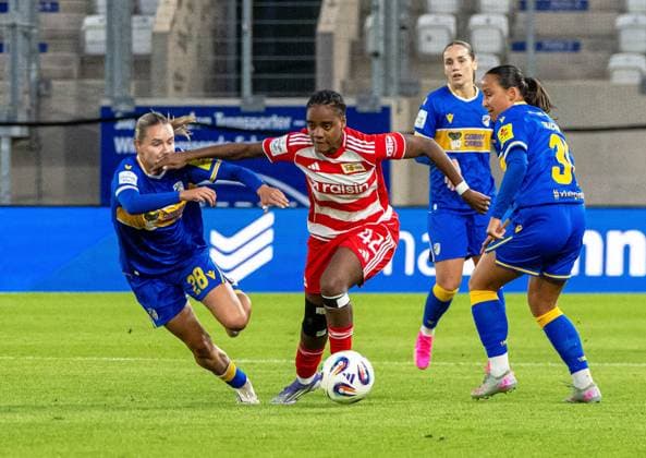 Fußball, Frauen, Saison 2025 2026, Google Pixel Frauen-Bundesliga (4. Spieltag), FC Carl Zeiss Jena - 1. FC Union Berlin, v. l. Emily Reske (Jena), Naika Reissner (1. FC Union), Nelly Juckel (Jena), 23.09. 2025, Copyright: xMatthiasxKochx
