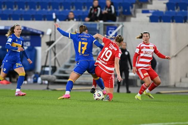 RECORD DATE NOT STATED Isabella Jaron (24; CZJ) im Zweikampf mit Samantha Steuerwald (19; 1. FC Union Berlin) um den Ball GPFPL FC Carl Zeiss Jena gegen 1. FC Union Berlin 23.09.2025 Copyright: xJoshuaxHildebrandtx