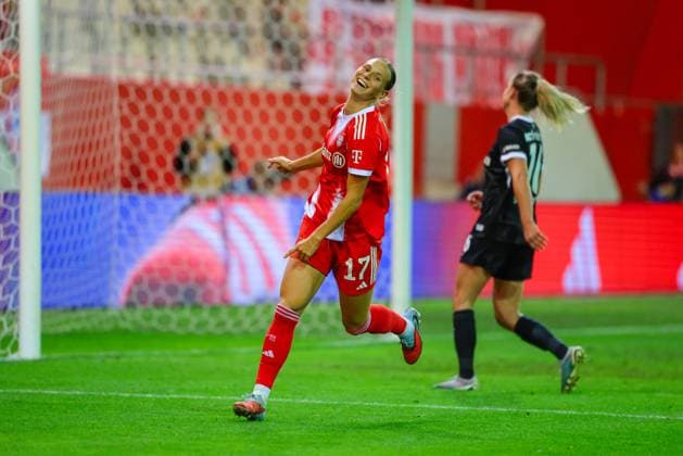 Klara Bühl (17, FC Bayern München) Tor zum 4 : 0 beim Spiel zwischen FC Bayern München v SC Freiburg, Fußball, Frauen, Google Pixel Frauen-Bundesliga, 2025 2026, 4.Spieltag am 23.09.2025 in München, FC Bayern Campus. DFL and DFB regulations prohibit any use of photographs as image sequences and or quasi-video. Bayern Deutschland