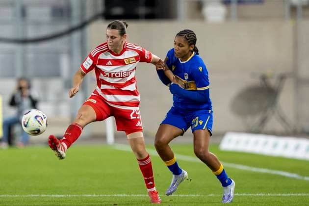 Google Pixel Frauen-Bundesliga: FC Carl Zeiss Jena vs. 1. FC Union Berlin; Jena; 23.09.2025 Antonia-Johanna Halverkamps ( 29; 1. FC Union Berlin) gegen Josephine Afua Kyerewaa Bonsu ( 23; FC Carl Zeiss Jena) Google Pixel Frauen-Bundesliga: FC Carl Zeiss Jena vs. 1. FC Union Berlin; ad hoc arena im Ernst-Abbe-Sportfeld; 23.09.2025 Copyright: xBEAUTIFULxSPORTS Duehringx