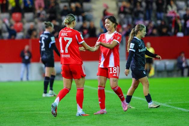 Klara Bühl (17, FC Bayern München) und Momoko Tanikawa (18, FC Bayern München) Tor zum 4 : 0 beim Spiel zwischen FC Bayern München v SC Freiburg, Fußball, Frauen, Google Pixel Frauen-Bundesliga, 2025 2026, 4.Spieltag am 23.09.2025 in München, FC Bayern Campus. DFL and DFB regulations prohibit any use of photographs as image sequences and or quasi-video. Bayern Deutschland