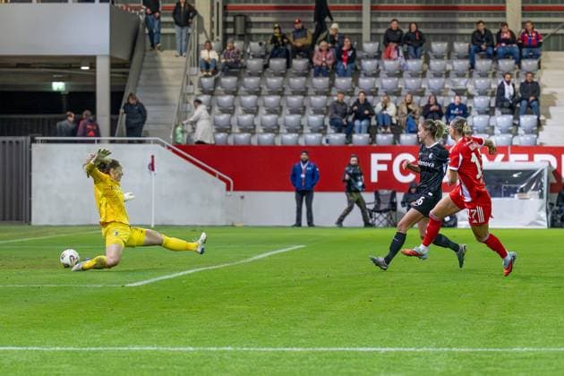 Klara Buehl (FC Bayern Muenchen Frauen, 17) bei ihrem Tor zum 4:0 gegen Laura Benkarth (Torfrau, SC Freiburg Frauen, 1) und Greta Stegemann (SC Freiburg Frauen, 16) FC Bayern Muenchen Frauen vs. SC Freiburg, Fussball, Google Pixel Frauen-Bundesliga, 4. Spieltag, Saison 2025 2026, 23.09.2025. (DFL DFB REGULATIONS PROHIBIT ANY USE OF PHOTOGRAPHS as IMAGE SEQUENCES and or QUASI-VIDEO). FC Bayern Muenchen Frauen vs. SC Freiburg, Fussball, Google Pixel Frauen-Bundesliga, 4. Spieltag, Saison 2025 2026, 23.09.2025. Muenchen Copyright: xEibner-Pressefoto HeikexFeinerx EP_HFR