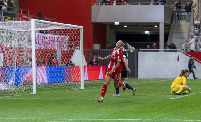 Klara Buehl (FC Bayern Muenchen Frauen, 17) bejubelt ihr Tor zum 4:0 gegen Laura Benkarth (Torfrau, SC Freiburg Frauen, 1) und Greta Stegemann (SC Freiburg Frauen, 16) FC Bayern Muenchen Frauen vs. SC Freiburg, Fussball, Google Pixel Frauen-Bundesliga, 4. Spieltag, Saison 2025 2026, 23.09.2025. (DFL DFB REGULATIONS PROHIBIT ANY USE OF PHOTOGRAPHS as IMAGE SEQUENCES and or QUASI-VIDEO). FC Bayern Muenchen Frauen vs. SC Freiburg, Fussball, Google Pixel Frauen-Bundesliga, 4. Spieltag, Saison 2025 2026, 23.09.2025. Muenchen Copyright: xEibner-Pressefoto HeikexFeinerx EP_HFR