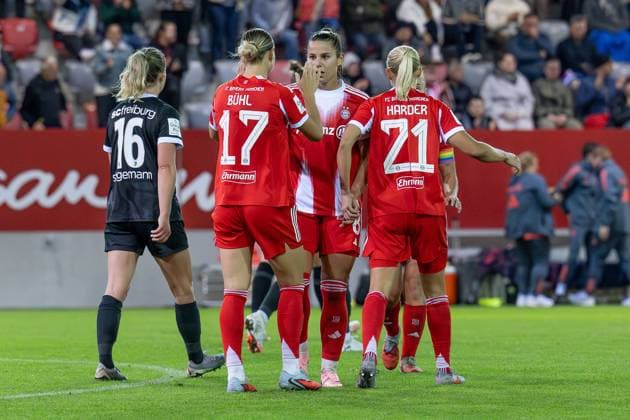 Die Bayernspielerinnen bejubeln mit Klara Buehl (FC Bayern Muenchen Frauen, 17) deren Tor zum 4:0, Greta Stegemann (SC Freiburg Frauen, 16) ist dementsprechend bedient FC Bayern Muenchen Frauen vs. SC Freiburg, Fussball, Google Pixel Frauen-Bundesliga, 4. Spieltag, Saison 2025 2026, 23.09.2025. (DFL DFB REGULATIONS PROHIBIT ANY USE OF PHOTOGRAPHS as IMAGE SEQUENCES and or QUASI-VIDEO). FC Bayern Muenchen Frauen vs. SC Freiburg, Fussball, Google Pixel Frauen-Bundesliga, 4. Spieltag, Saison 2025 2026, 23.09.2025. Muenchen Copyright: xEibner-Pressefoto HeikexFeinerx EP_HFR