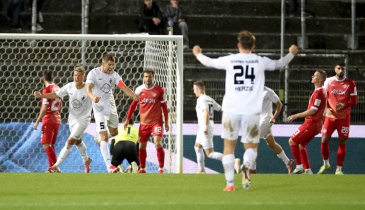 23.09.2025, xfsx, Herren, Fussball, Saison 2025 2026, Regionalliga Bayern, 10. Spieltag: FC Wuerzburger Kickers - TSV Schwaben Augsburg v.li.: Spieler des TSV Schwaben Augsburg mit Torjubel, celebrate the goal, goal celebration, Jubel ueber das Tor zum 2:3 durch Dennis Ruisinger (TSV Schwaben Augsburg) Wuerzburg AKON ARENA Bayern Deutschland