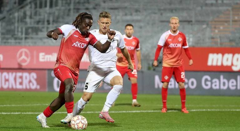 23.09.2025, xfsx, Herren, Fussball, Saison 2025 2026, Regionalliga Bayern, 10. Spieltag: FC Wuerzburger Kickers - TSV Schwaben Augsburg v.li.: Eliot Muteba (FC Wuerzburger Kickers), Spielertrainer Matthias Ostrzolek (TSV Schwaben Augsburg) Wuerzburg AKON ARENA Bayern Deutschland