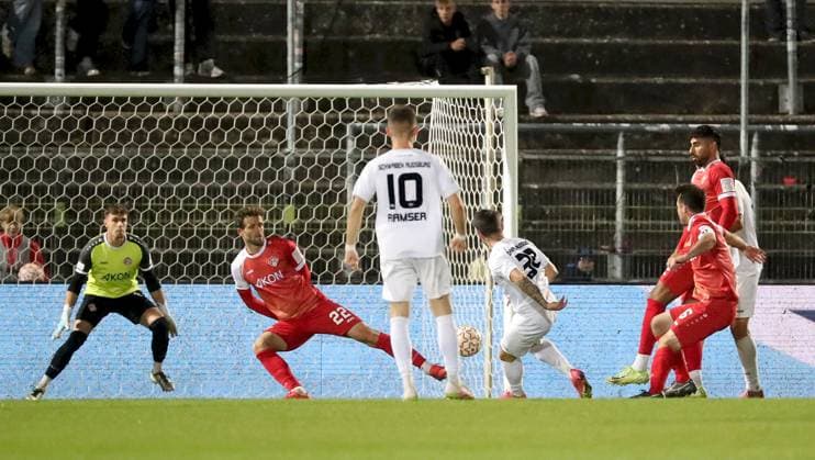 23.09.2025, xfsx, Herren, Fussball, Saison 2025 2026, Regionalliga Bayern, 10. Spieltag: FC Wuerzburger Kickers - TSV Schwaben Augsburg v.li.: Johann Hipper (FC Wuerzburger Kickers), Daniel Haegele (FC Wuerzburger Kickers), Lukas Ramser (TSV Schwaben Augsburg), Levis Schaber (TSV Schwaben Augsburg) erzielt das Tor zum 1:3, scores the goal 1:3, Peter Kurzweg (FC Wuerzburger Kickers), Ebrahim Fahrahnak (FC Wuerzburger Kickers) Wuerzburg AKON ARENA Bayern Deutschland