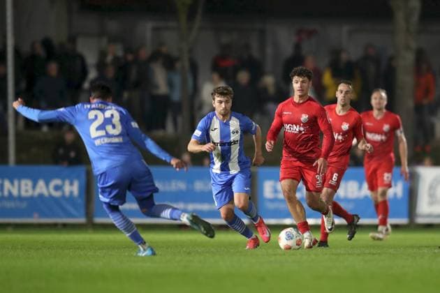 23.09.2025, xjcx, Herren, Fussball, Saison 2025 2026, Regionalliga Bayern, 9. Spieltag: TSV Aubstadt - FV Illertissen Daniel Hausmann ( 13, FV Illertissen) und Marcel Fischer ( 30, TSV Aubstadt) Sulzfeld Schulstadion Aubstadt Bayern Deutschland