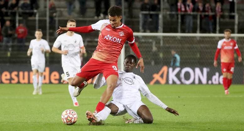 23.09.2025, xfsx, Herren, Fussball, Saison 2025 2026, Regionalliga Bayern, 10. Spieltag: FC Wuerzburger Kickers - TSV Schwaben Augsburg v.li.: Jermain Nischalke (FC Wuerzburger Kickers), Marc Sodji (TSV Schwaben Augsburg) Wuerzburg AKON ARENA Bayern Deutschland