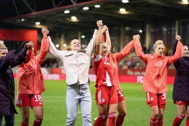 Momoko Tanikawa (18 Bayern) , Stine Ballisager (3 Bayern) ,Giulia Gwinn (7 FC Bayern) Klara Bühl (17 FC Bayern) und Carolin Simon (30 FC Bayern) feiern den Sieg nach dem Google Pixel Frauen Bundesligaspiel FC Bayern München - SC Freiburg am 23.09.2025. München FC Bayern Campus Bayern Deutschland