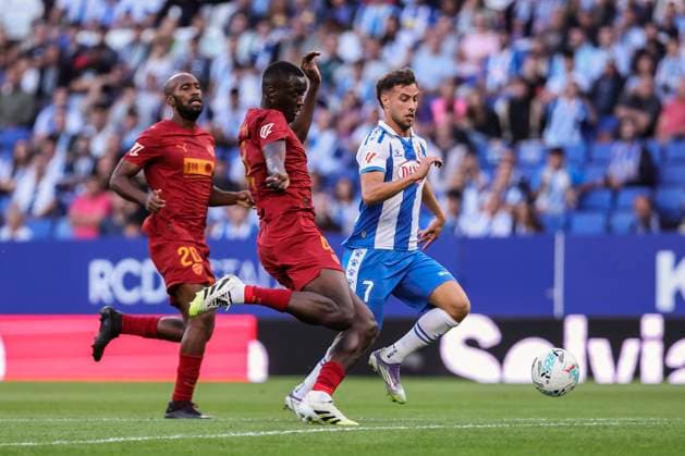 September 23, 2025, Cornella, Barcelona, SPAIN: Javi Puado of RCD Espanyol and Mouctar Diakhaby of Valencia CF compete for the ball during the Spanish league, La Liga EA Sports, football match played between RCD Espanyol and Valencia CF at RCDE Stadium on September 23, 2025 in Cornella, Barcelona, Spain. Cornella SPAIN - ZUMAa181 20250923_zaa_a181_119 Copyright: xJavierxBorregox
