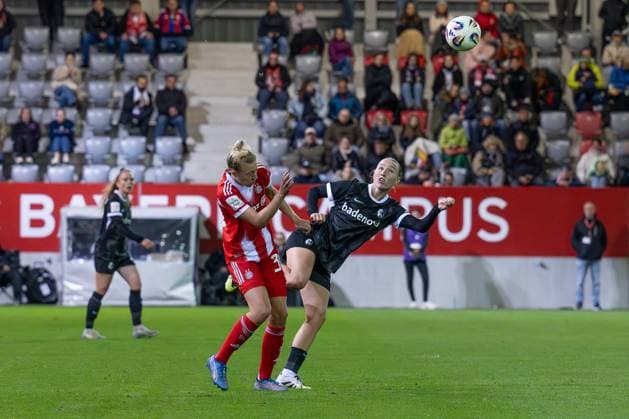Kampf um den Ball Zweikampf zwischen Carolin Simon (FC Bayern Muenchen Frauen, 30) und Sophie Nachtigall (SC Freiburg Frauen, 27) FC Bayern Muenchen Frauen vs. SC Freiburg, Fussball, Google Pixel Frauen-Bundesliga, 4. Spieltag, Saison 2025 2026, 23.09.2025. (DFL DFB REGULATIONS PROHIBIT ANY USE OF PHOTOGRAPHS as IMAGE SEQUENCES and or QUASI-VIDEO). FC Bayern Muenchen Frauen vs. SC Freiburg, Fussball, Google Pixel Frauen-Bundesliga, 4. Spieltag, Saison 2025 2026, 23.09.2025. Muenchen Copyright: xEibner-Pressefoto HeikexFeinerx EP_HFR