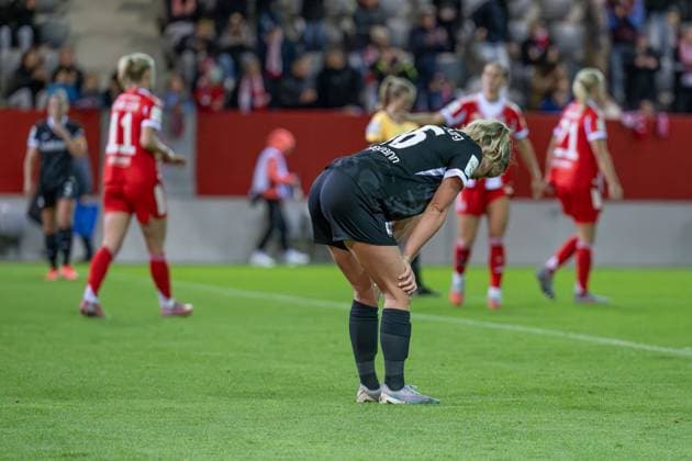 Greta Stegemann (SC Freiburg Frauen, 16) ist ob der klaren Niederlage natuerlich enttaeuscht FC Bayern Muenchen Frauen vs. SC Freiburg, Fussball, Google Pixel Frauen-Bundesliga, 4. Spieltag, Saison 2025 2026, 23.09.2025. (DFL DFB REGULATIONS PROHIBIT ANY USE OF PHOTOGRAPHS as IMAGE SEQUENCES and or QUASI-VIDEO). FC Bayern Muenchen Frauen vs. SC Freiburg, Fussball, Google Pixel Frauen-Bundesliga, 4. Spieltag, Saison 2025 2026, 23.09.2025. Muenchen Copyright: xEibner-Pressefoto HeikexFeinerx EP_HFR