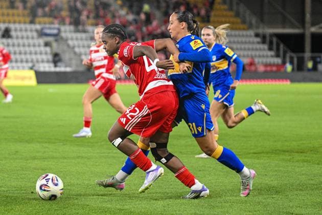 Fußball I Frauen I Saison 2025-2026 I Bundesliga I 4. Spieltag I FC Carl Zeiss Jena - 1. FC Union Berlin I 23.09.2025 Zweikampf Naika Reissner (42, 1. FC Union Berlin) gegen Nelly Juckel (31, FC Carl Zeiss Jena) Jena Ernst-Abbe-Sportfeld, ad hoc Arena Thüringen Deutschland Copyright: xLobeca InesxHähnelx
