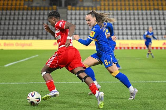 Fußball I Frauen I Saison 2025-2026 I Bundesliga I 4. Spieltag I FC Carl Zeiss Jena - 1. FC Union Berlin I 23.09.2025 Zweikampf Naika Reissner (42, 1. FC Union Berlin) gegen Felicia Sophie Sträßer (8, FC Carl Zeiss Jena) Jena Ernst-Abbe-Sportfeld, ad hoc Arena Thüringen Deutschland Copyright: xLobeca InesxHähnelx
