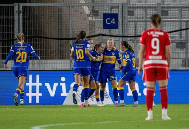 Fußball, Frauen, Saison 2025 2026, Google Pixel Frauen-Bundesliga (4. Spieltag), FC Carl Zeiss Jena - 1. FC Union Berlin, v. l. Steffi Schmid (Jena), Merza Julevic (Jena), Rieke Tietz (Jena), Isabella Jaron (Jena), Toma Ihlenburg (Jena), Jubel nach Tor zum 1:1, rechts Sophie Weidauer (1. FC Union), 23.09. 2025, Copyright: xMatthiasxKochx