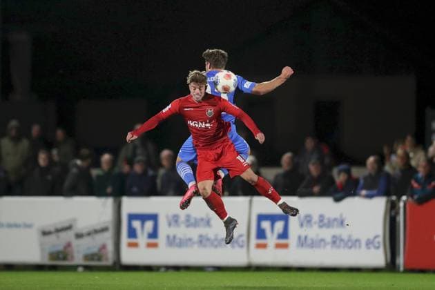 23.09.2025, xjcx, Herren, Fussball, Saison 2025 2026, Regionalliga Bayern, 9. Spieltag: TSV Aubstadt - FV Illertissen Marvin Weiß ( 18, TSV Aubstadt) und Daniel Hausmann ( 13, FV Illertissen) Sulzfeld Schulstadion Aubstadt Bayern Deutschland