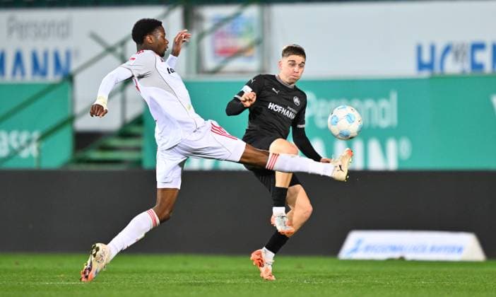 23.09.2025 - Fussball - Saison 2025 2026 - Regionalliga Bayern - 10. Spieltag: SpVgg Greuther Fürth Fuerth II U23 ( Kleeblatt ) - 1. FC Nürnberg II FCN ( Club ) - - xwoxzix - Winners Osawe (38, 1. FC Nürnberg FCN II ) Max Meyer (23, SpVgg Greuther Fürth II )