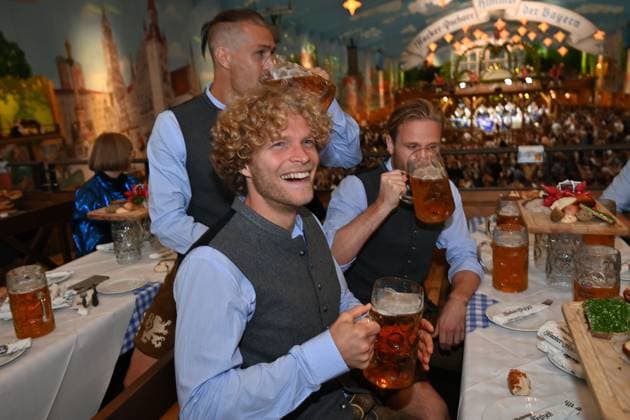 Jesper VERLAAT (1860 Muenchen), hi:Marvin Lee RITTMUELLER (TSV 1860 Muenchen), Thore JAOCBSEN (TSV 1860 Muenchen), TSV 1860 Muenchen auf dem 190. Oktoberfest 2025 am 23.09.2025 im Hacker Festzelt.