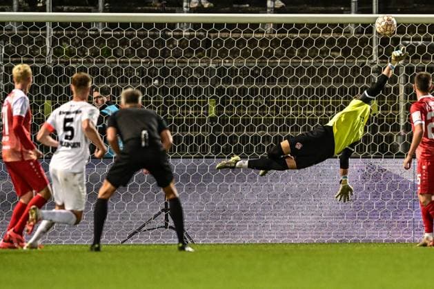 Wuerzburger Kickers gegen TSV Schwaben Augsburg, Wuerzburg, 23.09.2025 3:2 durch Dennis Ruisinger (TSV Schwaben Augsburg, 5) Johann Hipper (Wuerzburger Kickers 1) kommt nicht mehr an den Bsll , Wuerzburg, 23.09.2025 - 10. Spieltag der Regionalliga Bayern, Wuerzburger Kickers gegen TSV Schwaben Augsburg, Wuerzburg Akon Arena Copyright: xBEAUTIFULxSPORTS Märklx