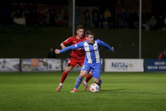 23.09.2025, xjcx, Herren, Fussball, Saison 2025 2026, Regionalliga Bayern, 9. Spieltag: TSV Aubstadt - FV Illertissen Lukas Mrozek ( 2, TSV Aubstadt) und Tobias Rühle ( 31, FV Illertissen) Sulzfeld Schulstadion Aubstadt Bayern Deutschland