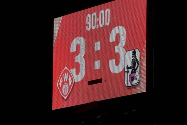 23.09.2025, xfsx, Herren, Fussball, Saison 2025 2026, Regionalliga Bayern, 10. Spieltag: FC Wuerzburger Kickers - TSV Schwaben Augsburg v.li.: Anzeigetafel mit dem Endstand, FC Wuerzburger Kickers - TSV Schwaben Augsburg 3:3 Wuerzburg AKON ARENA Bayern Deutschland