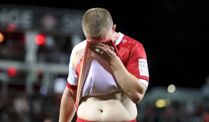23.09.2025, xfsx, Herren, Fussball, Saison 2025 2026, Regionalliga Bayern, 10. Spieltag: FC Wuerzburger Kickers - TSV Schwaben Augsburg v.li.: Philipp Ochs (FC Wuerzburger Kickers) enttaeuscht schauend, Enttaeuschung, disappointed, Einzelbild Wuerzburg AKON ARENA Bayern Deutschland