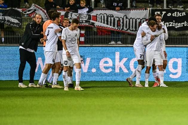Wuerzburger Kickers gegen TSV Schwaben Augsburg, Wuerzburg, 23.09.2025 Ausgleich 3:3 die Schwabren jubeln , Wuerzburg, 23.09.2025 - 10. Spieltag der Regionalliga Bayern, Wuerzburger Kickers gegen TSV Schwaben Augsburg, Wuerzburg Akon Arena Copyright: xBEAUTIFULxSPORTS Märklx