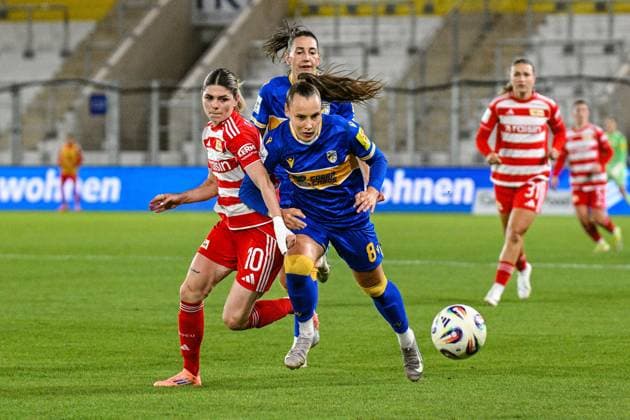 Fußball I Frauen I Saison 2025-2026 I Bundesliga I 4. Spieltag I FC Carl Zeiss Jena - 1. FC Union Berlin I 23.09.2025 Zweikampf Eileen Michelle Campbell (10, 1. FC Union Berlin) und Felicia Sophie Sträßer (8, FC Carl Zeiss Jena) Jena Ernst-Abbe-Sportfeld, ad hoc Arena Thüringen Deutschland Copyright: xLobeca InesxHähnelx