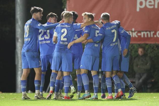 23.09.2025, xjcx, Herren, Fussball, Saison 2025 2026, Regionalliga Bayern, 9. Spieltag: TSV Aubstadt - FV Illertissen Der FV Illertissen bejubelt das 2:3 durch Marco Hingerl ( 25, FV Illertissen) Sulzfeld Schulstadion Aubstadt Bayern Deutschland