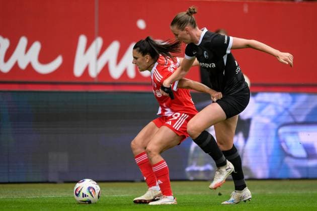 Fußball, Google Pixel Frauen Bundesliga, 20250923, FC Bayern München - SC Freiburg. Im Bild v.l. Jovana DAMNJANOVIC (Bayern, 9), Julia STIERLI (Freiburg, 5) Zweikampf Ball. München FC Bayern Campus Bayern Deutschland Copyright: Passion2Press MarkusxFischerx