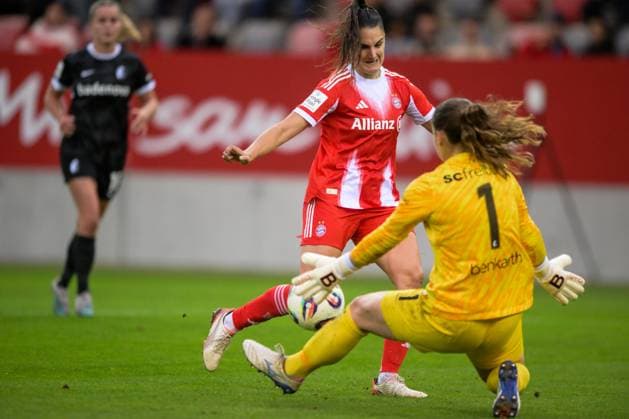 Fußball, Google Pixel Frauen Bundesliga, 20250923, FC Bayern München - SC Freiburg. Im Bild v.l. Jovana DAMNJANOVIC (Bayern, 9) scheitert, Torhüterin Laura BENKARTH (Freiburg, 1). München FC Bayern Campus Bayern Deutschland Copyright: Passion2Press MarkusxFischerx