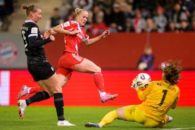 Fußball, Google Pixel Frauen Bundesliga, 20250923, FC Bayern München - SC Freiburg. Im Bild v.l. Julia STIERLI (Freiburg, 5), Lea SCHÜLLER (Bayern, 11) Schuß, Torhüterin Laura BENKARTH (Freiburg, 1). München FC Bayern Campus Bayern Deutschland Copyright: Passion2Press MarkusxFischerx