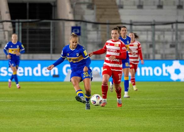Fußball, Frauen, Saison 2025 2026, Google Pixel Frauen-Bundesliga (4. Spieltag), FC Carl Zeiss Jena - 1. FC Union Berlin, v. l. Steffi Schmid (Jena), Dina Orschmann (1. FC Union), 23.09. 2025, Copyright: xMatthiasxKochx