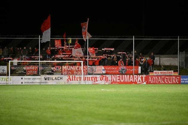 Regionalliga Bayern; DJK Vilzing- FC Bayern München II; 23.09.2025 Der Gästeblock in Vilzing gefüllt mit Bayern Fans Regionalliga Bayern: DJK Vilzing - FC Bayern Amateure; Manfred-Zollner Stadion am 23.09.2025 Copyright: xBEAUTIFULxSPORTS Goldbergx