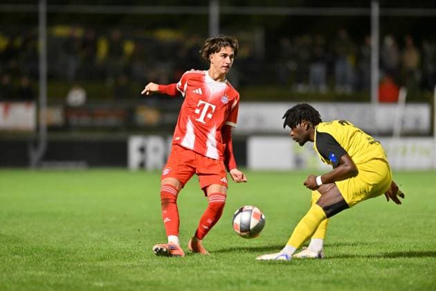 Regionalliga Bayern; DJK Vilzing- FC Bayern München II; 23.09.2025 im Duell Adin LICINA (FC Bayern München II 7) und Alexis FAMBO (DJK VIlzing 3) Zweikampf Regionalliga Bayern: DJK Vilzing - FC Bayern Amateure; Manfred-Zollner Stadion am 23.09.2025 Copyright: xBEAUTIFULxSPORTS Goldbergx