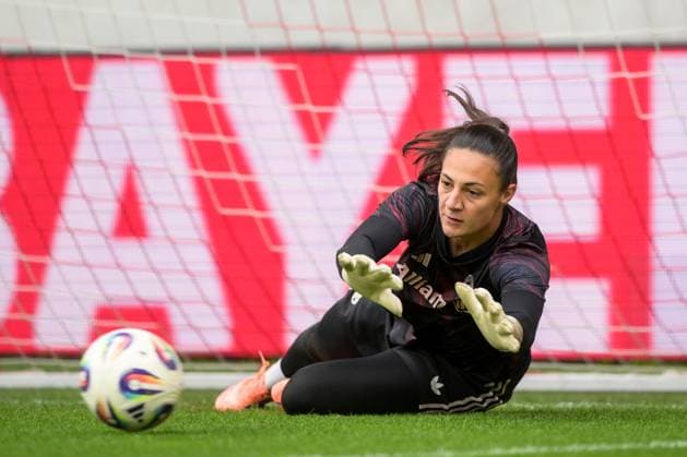 Fußball, Google Pixel Frauen Bundesliga, 20250923, FC Bayern München - SC Freiburg. Im Bild Torhüterin Maria Luisa GROHS (Bayern, 1) Aufwärmen. München FC Bayern Campus Bayern Deutschland Copyright: Passion2Press MarkusxFischerx