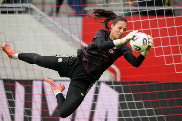 Fußball, Google Pixel Frauen Bundesliga, 20250923, FC Bayern München - SC Freiburg. Im Bild Torhüterin Maria Luisa GROHS (Bayern, 1) Aufwärmen. München FC Bayern Campus Bayern Deutschland Copyright: Passion2Press MarkusxFischerx