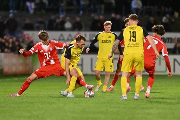 Regionalliga Bayern; DJK Vilzing- FC Bayern München II; 23.09.2025 im Duell Guido Della ROVERE (FC Bayern Muenchen II 10) und Felix WEBER (DJK Vilzing 24) Zweikampf Regionalliga Bayern: DJK Vilzing - FC Bayern Amateure; Manfred-Zollner Stadion am 23.09.2025 Copyright: xBEAUTIFULxSPORTS Goldbergx