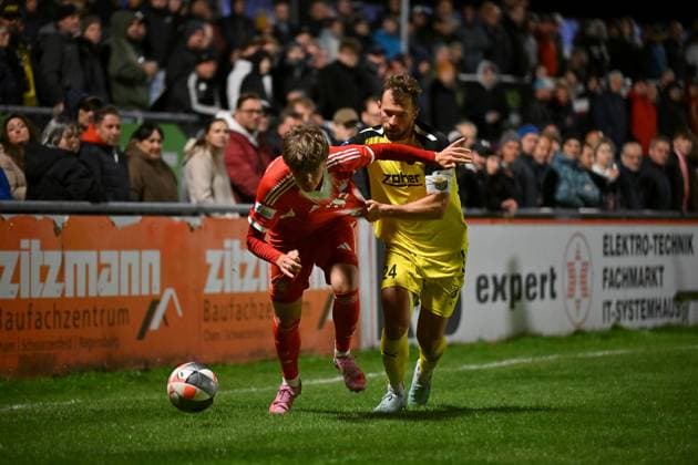Regionalliga Bayern; DJK Vilzing- FC Bayern München II; 23.09.2025 im Duell Guido Della ROVERE (FC Bayern Muenchen II 10) und Felix WEBER (DJK Vilzing 24) Zweikampf Regionalliga Bayern: DJK Vilzing - FC Bayern Amateure; Manfred-Zollner Stadion am 23.09.2025 Copyright: xBEAUTIFULxSPORTS Goldbergx