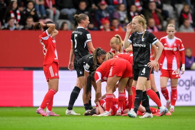 Fußball, Google Pixel Frauen Bundesliga, 20250923, FC Bayern München - SC Freiburg. Im Bild Sarah ZADRAZIL (Bayern, 25) angeschlagen am Boden. München FC Bayern Campus Bayern Deutschland Copyright: Passion2Press MarkusxFischerx