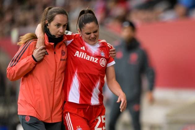 Fußball, Google Pixel Frauen Bundesliga, 20250923, FC Bayern München - SC Freiburg. Im Bild v.l. Physiotherapeutin Franziska BACHMAIER, Sarah ZADRAZIL (Bayern, 25) verletzt vom Platz. München FC Bayern Campus Bayern Deutschland Copyright: Passion2Press MarkusxFischerx