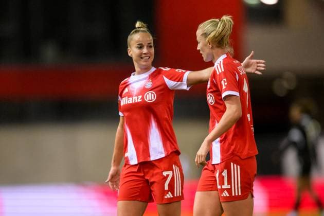 Fußball, Google Pixel Frauen Bundesliga, 20250923, FC Bayern München - SC Freiburg. Im Bild Tor 3:0, Torjubel, v.l. Giulia GWINN (Bayern, 7), Torschützin Lea SCHÜLLER (Bayern, 11). München FC Bayern Campus Bayern Deutschland *** Soccer, Google Pixel Womens Bundesliga, 20250923, FC Bayern Munich SC Freiburg In the picture Goal 3 0, Goal celebration, f l Giulia GWINN Bayern, 7 , Goalscorer Lea SCHÜLLER Bayern, 11 Munich FC Bayern Campus Bayern Germany Copyright: Passion2Press MarkusxFischerx
