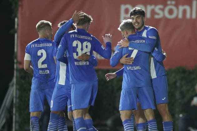 23.09.2025, xjcx, Herren, Fussball, Saison 2025 2026, Regionalliga Bayern, 9. Spieltag: TSV Aubstadt - FV Illertissen Torjubel nach dem 2:4 durch Daniel Gerstmayer ( 19, FV Illertissen) Sulzfeld Schulstadion Aubstadt Bayern Deutschland
