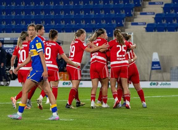 Fußball, Frauen, Saison 2025 2026, Google Pixel Frauen-Bundesliga (4. Spieltag), FC Carl Zeiss Jena - 1. FC Union Berlin, v. l. Eileen Campbell (1. FC Union), Sophie Weidauer (1. FC Union), Samantha Steuerwald (1. FC Union), Tanja Pawollek (1. FC Union), Ida Heikkinen (1. FC Union), Dina Orschmann (1. FC Union), Jubel nach Tor zum 1:2, 23.09. 2025, Copyright: xMatthiasxKochx