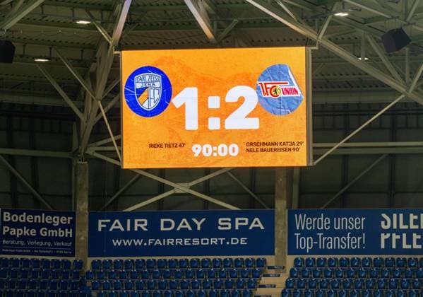 Fußball, Frauen, Saison 2025 2026, Google Pixel Frauen-Bundesliga (4. Spieltag), FC Carl Zeiss Jena - 1. FC Union Berlin, Anzeigetafel mit 1:2-Endstand, 23.09. 2025, Copyright: xMatthiasxKochx