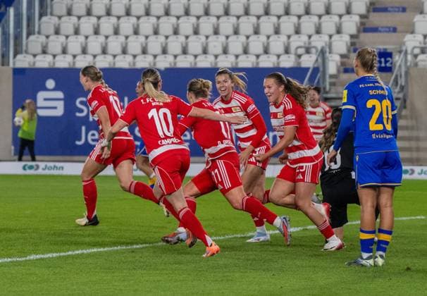 Fußball, Frauen, Saison 2025 2026, Google Pixel Frauen-Bundesliga (4. Spieltag), FC Carl Zeiss Jena - 1. FC Union Berlin, v. l. Samantha Steuerwald (1. FC Union), Eileen Campbell (1. FC Union), Dina Orschmann (1. FC Union), Nele Bauereisen (1. FC Union), Ida Heikkinen (1. FC Union), Jubel nach Tor zum 1:2, 23.09. 2025, Copyright: xMatthiasxKochx