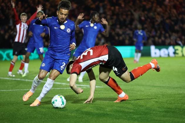 Lincoln City v Chelsea EFL Cup 23 09 2025. Lincoln City forward Freddie Draper (34) tussels with Chelsea defender Malo Gusto (27) in the box during the EFL Cup match between Lincoln City and Chelsea at Sincil Bank, Lincoln, United Kingdom on 23 September 2025. Lincoln Sincil Bank Lincs United Kingdom Editorial use only DataCo restrictions apply See www.football-dataco.com , Copyright: xJohnxMallettx PSI-22888-0019