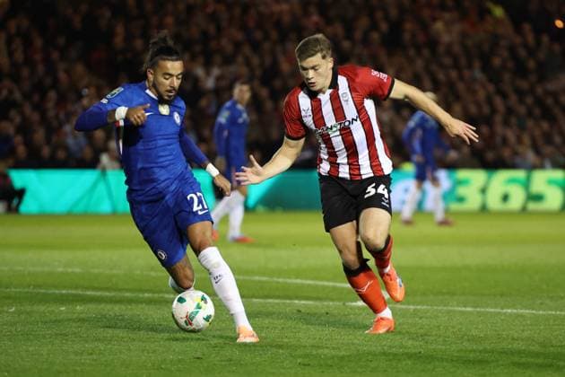 Lincoln City v Chelsea EFL Cup 23 09 2025. Chelsea defender Malo Gusto (27) & Lincoln City forward Freddie Draper (34) battle for the ball during the EFL Cup match between Lincoln City and Chelsea at Sincil Bank, Lincoln, United Kingdom on 23 September 2025. Lincoln Sincil Bank Lincs United Kingdom Editorial use only DataCo restrictions apply See www.football-dataco.com , Copyright: xJohnxMallettx PSI-22888-0020