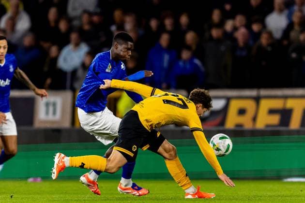 Wolverhampton Wanderers v Everton EFL Cup 23 09 2025. Everton forward Thierno Barry (11) battles for possession with Wolverhampton Wanderers defender Pedro Lima (37) during the EFL Cup match between Wolverhampton Wanderers and Everton at Molineux, Wolverhampton, England on 23 September 2025. Wolverhampton Molineux West Midlands England Editorial use only DataCo restrictions apply See www.football-dataco.com , Copyright: xManjitxNarotrax PSI-22889-0007